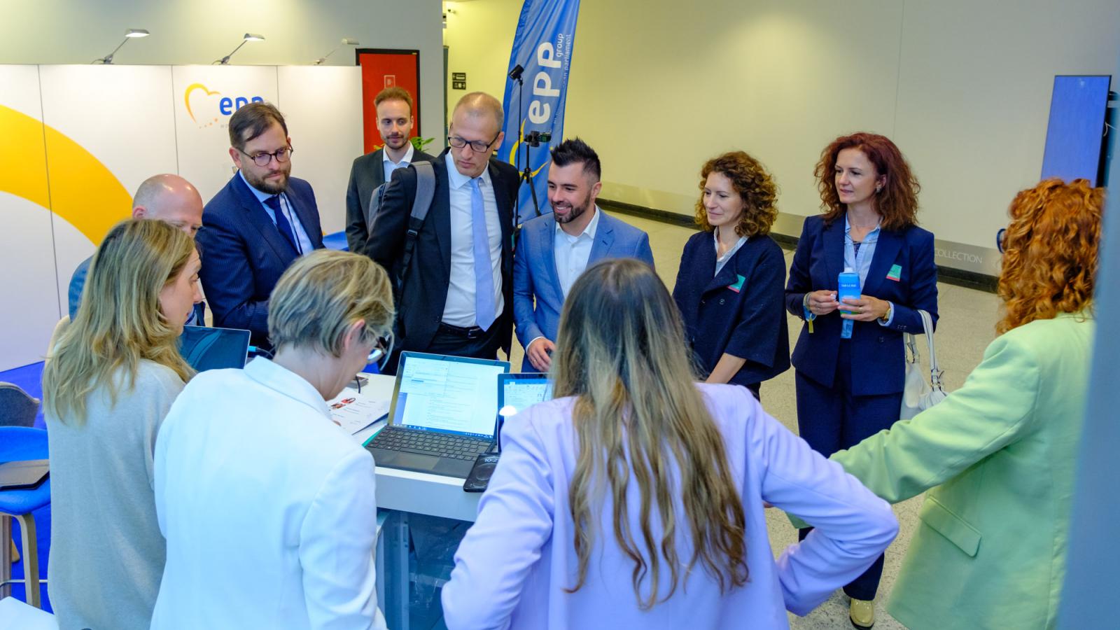 A hétből hat magyar képviselő a néppárt frakcióülésének helyszínén. Tárt karokkal várták őket