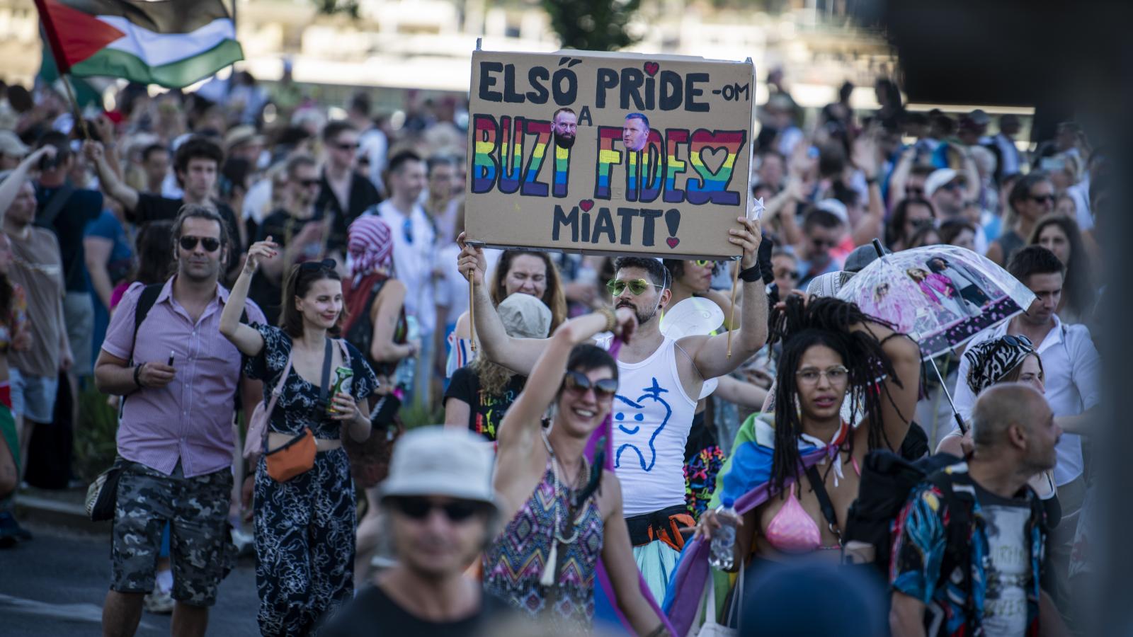 Felvonulók a 2025-ös Budapest Pride-on 