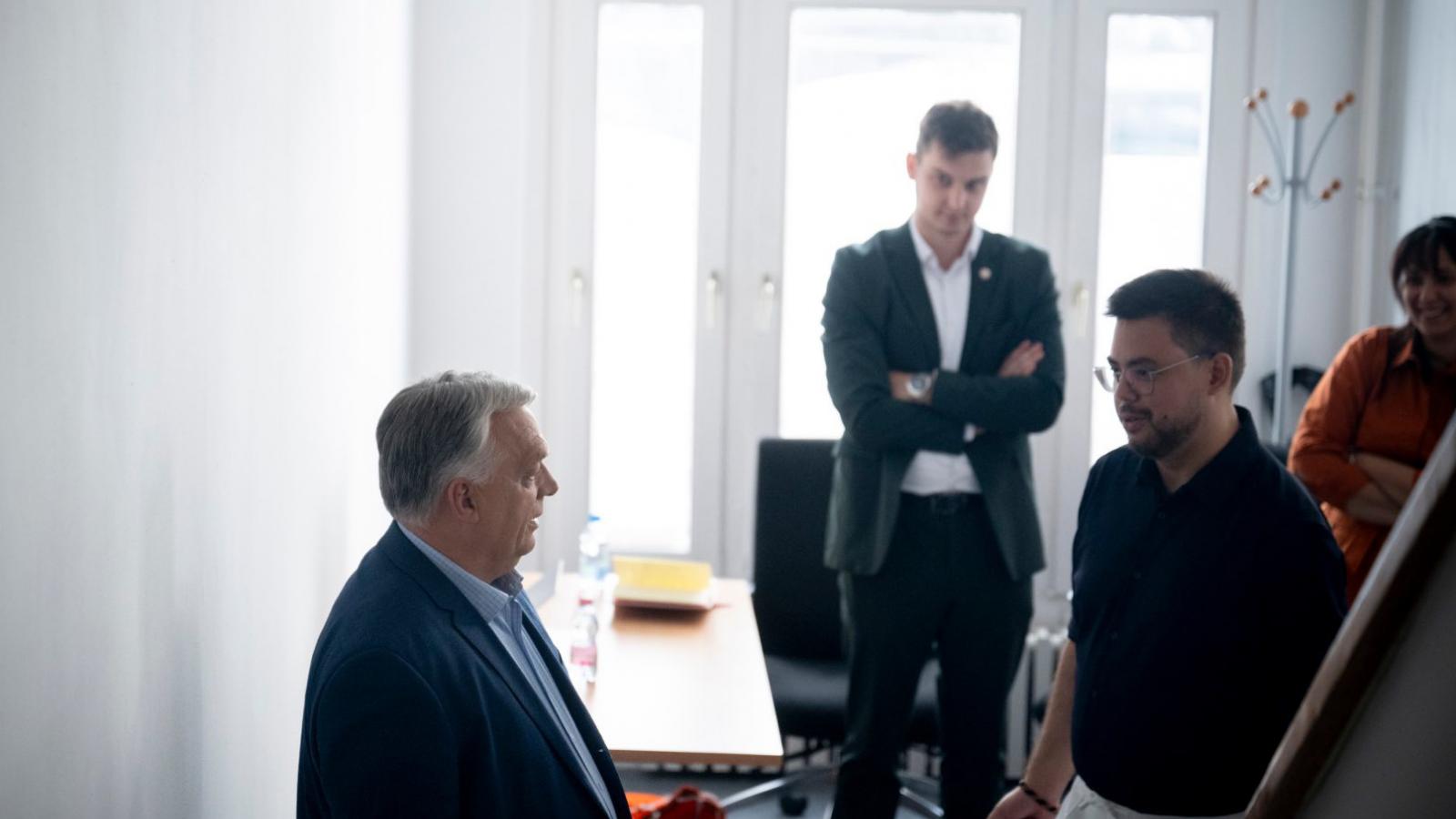 Orbán Viktor miniszterelnök érkezés az Ultrahang podcast szerkesztőségébe 