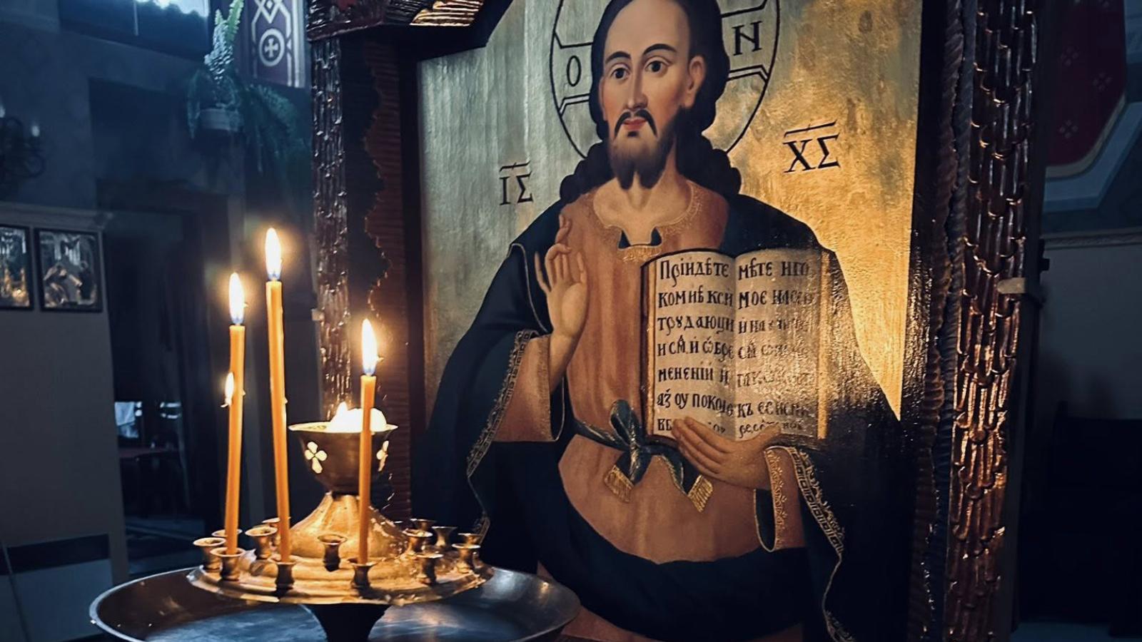 Ikon a palágykomoróci  templomban egy korábbi felvételen  - a tűz nem károsította az épület belső tereit 