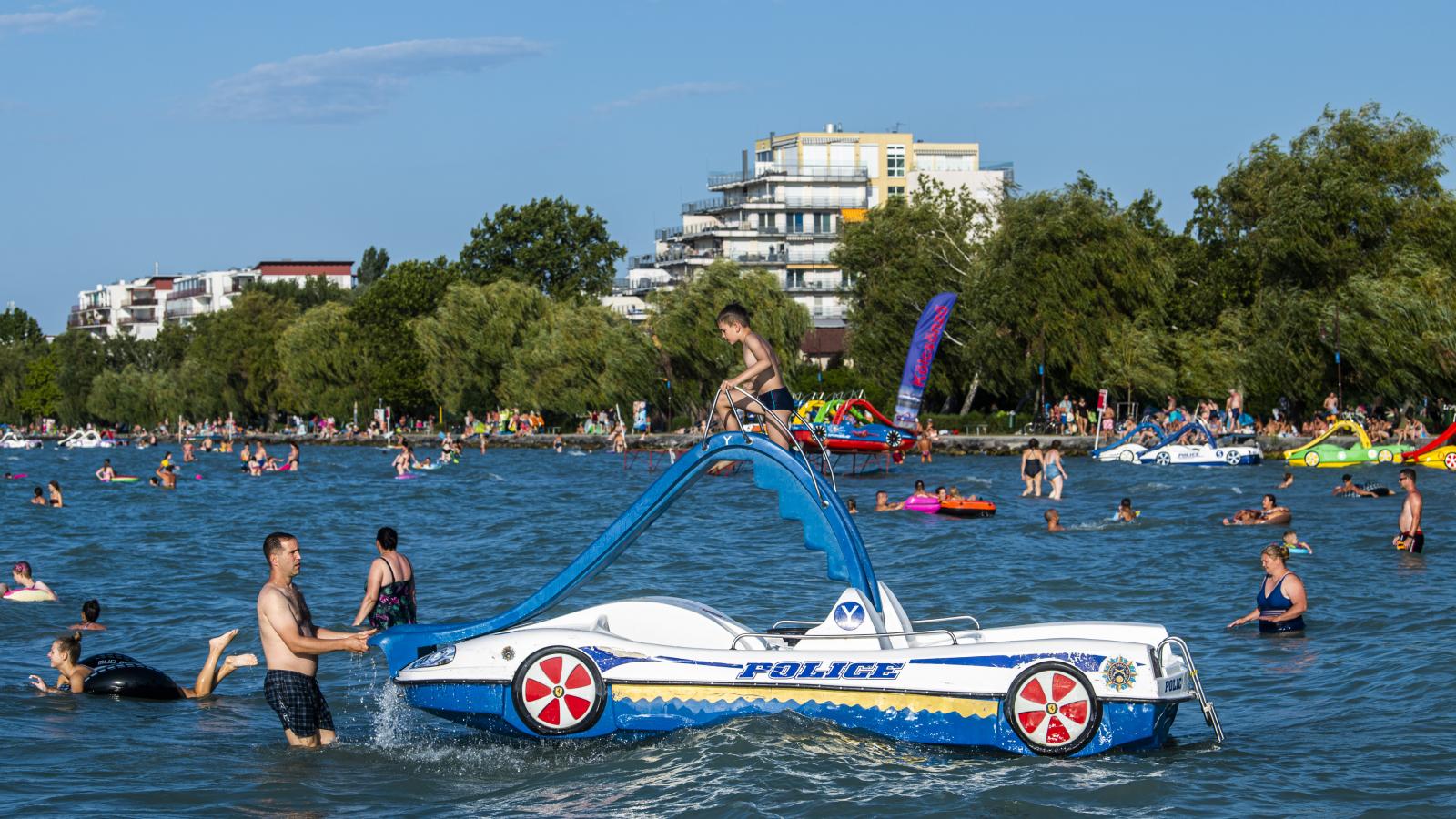 A fiatalok közül tízből átlagosan négyen terveznek nyaralást