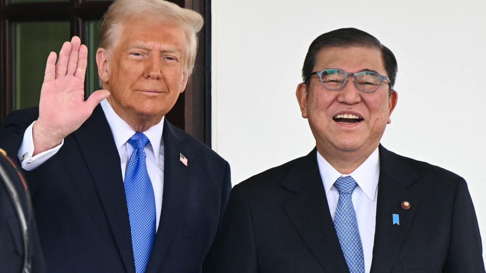 Donald Trump amerikai elnök és Isiba Sigeru japán kormányfő