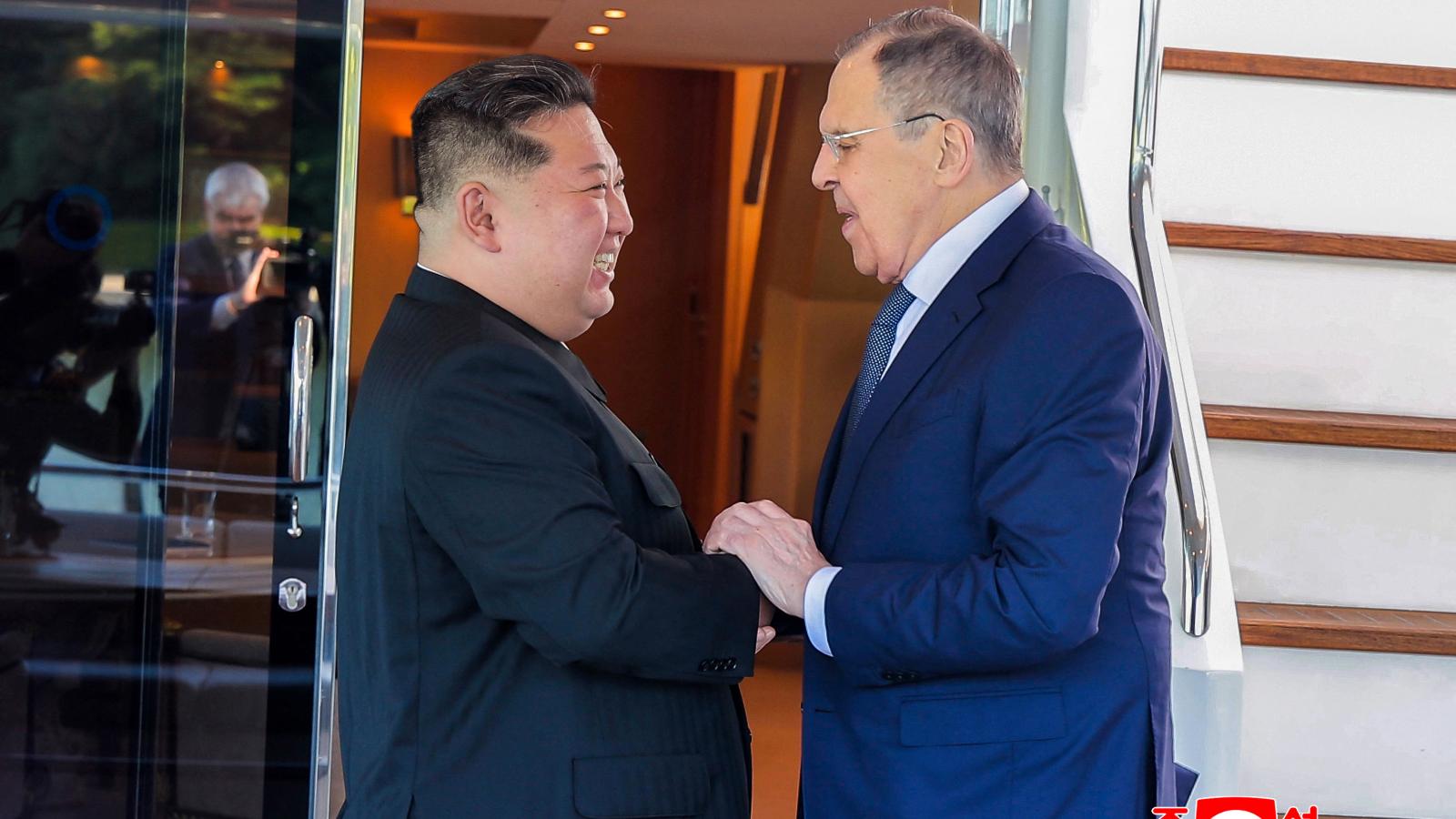 Kim Dzsongun „baráti bizalommal teli légkörben” fogadta luxusjachtján Szergej Lavrov orosz külügyminisztert
