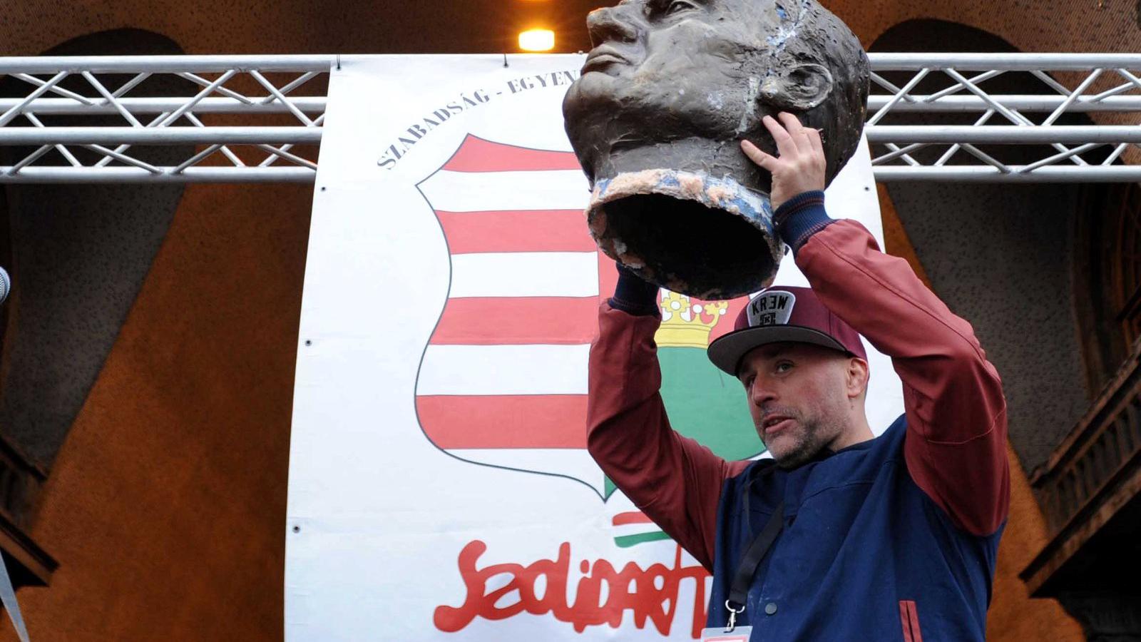 Korábbi felvétel Dopemanről és az Orbán-szoborról.