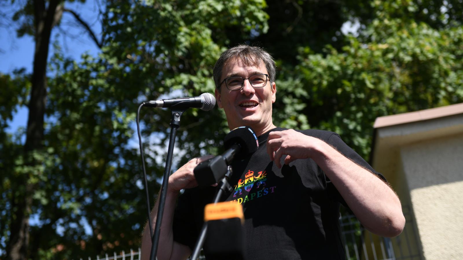 Karácsony Gergely főpolgármester beszédet tart a kihallgatása után a Nemzeti Nyomozó Iroda központja előtt augusztus 1-jén 