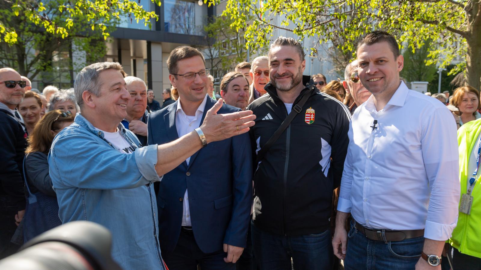 Bayer Zsolt, Gulyás Gergely,  Apáti Bence és Menczer Tamás a Tisza elleni tüntetésen a Millenárison április 12-én 
