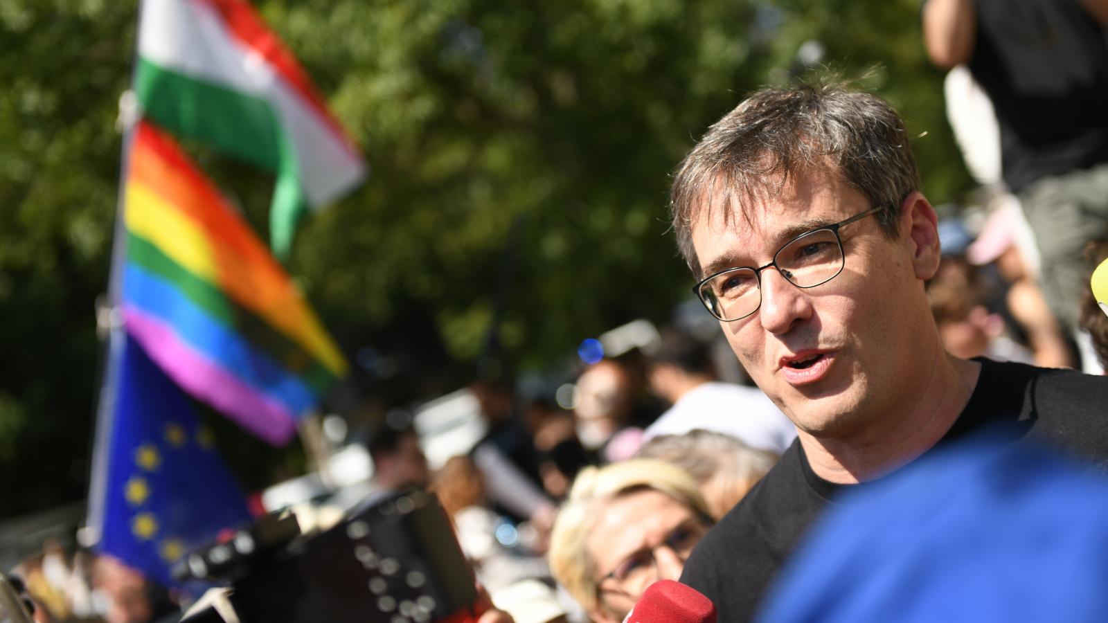 Karácsony Gergely főpolgármester a kihallgatása után a Nemzeti Nyomozó Iroda NNI Labanc utcai központja előtt augusztus 1-jén 