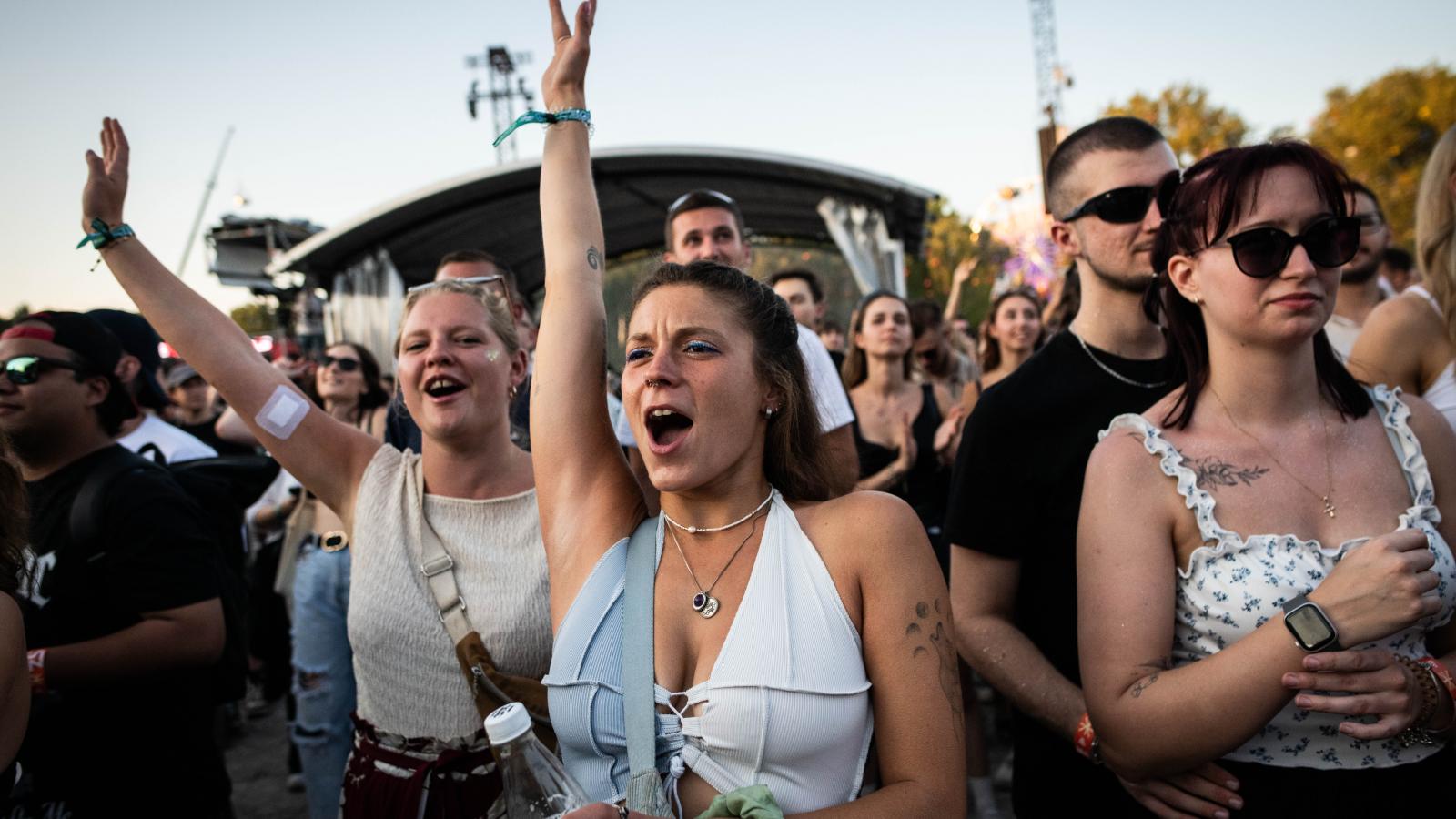 Fesztiválozók a Szigeten vasárnap a fesztivál ötödik napján
