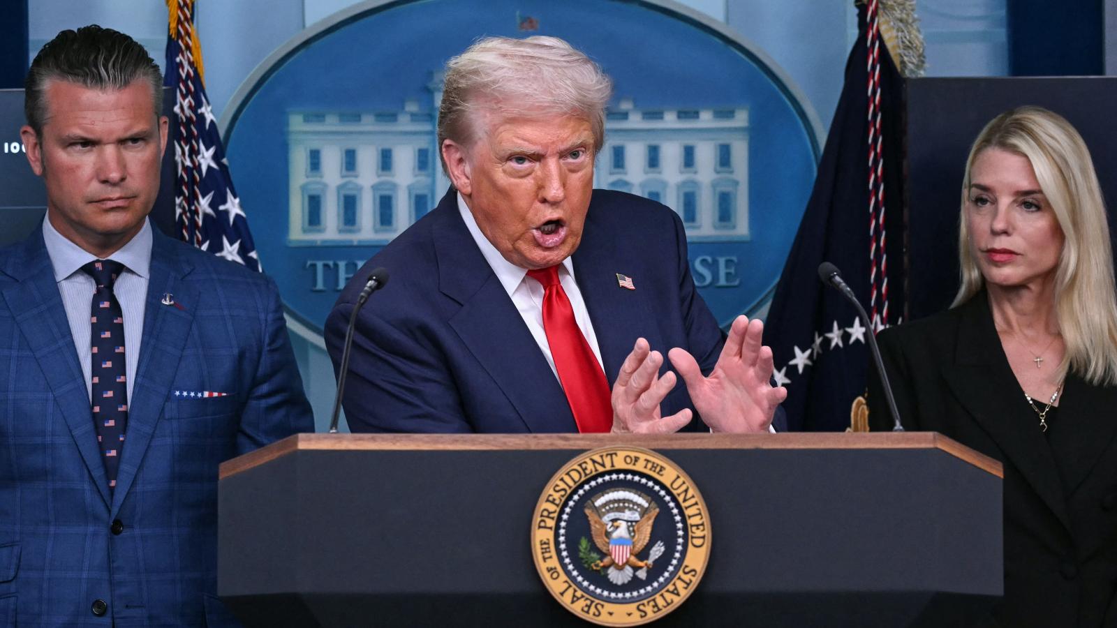 Donald Trump amerikai elnök (középen), Pete Hegseth védelmi miniszter (balra) és Pam Bondi igazságügyi miniszter (jobbra) egy sajtótájékoztatón Washingtonban, a Fehér Házban 2025. augusztus 11-én.