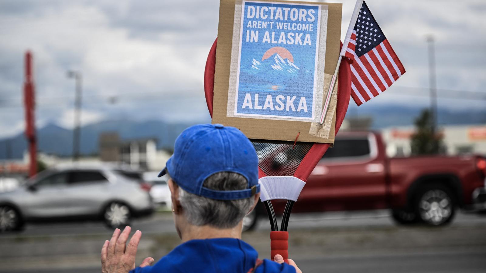 A helyi lakosság tüntetésekkel készült a háborús bűnökért körözött Vlagyimir Putyin amerikai fogadására
