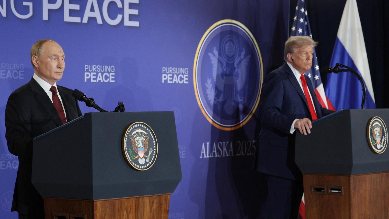Vlagyimir Putyin orosz és Donald Trump amerikai elnök közös sajtótájékoztatót tart Alaszkában, 2025. augusztus 15-én. 