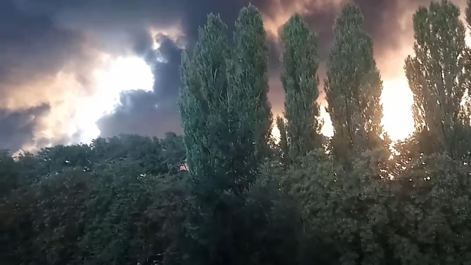 A légicsapás füstje Kremecsuk városa felett. 