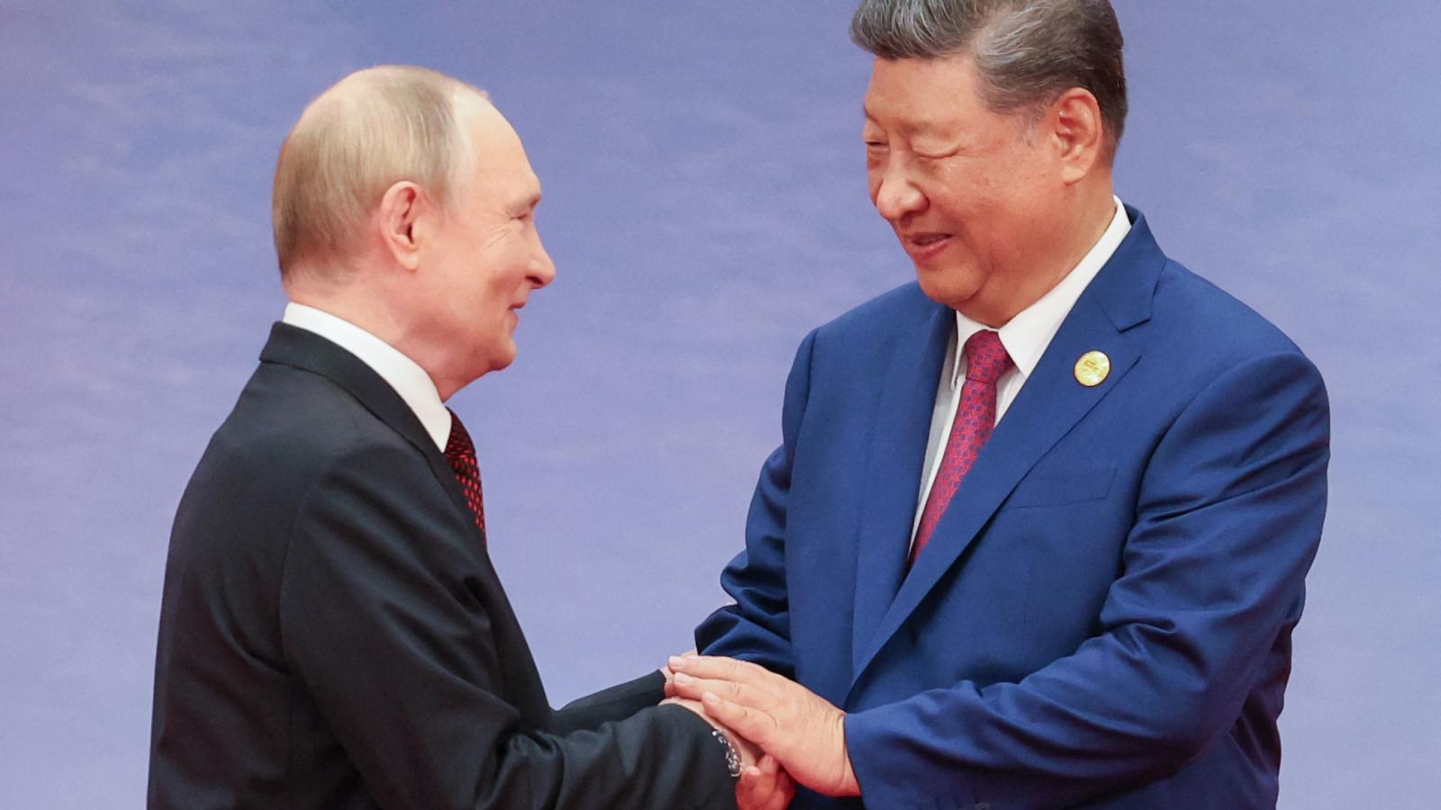 Vlagyimir Putyin orosz és Hszi Csin-ping kínai elnök a Sanghaji Együttműködési Szervezet éves csúcstalálkozóján a kínai Tiencsinben 2025. augusztus 31-én. 
