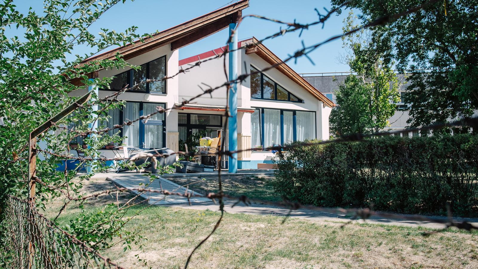 A gyermekotthon befogadórészlegében legfeljebb harminc napot tölthetnének a gyerekek, ehhez képest több hónapig kénytelenek ott maradni