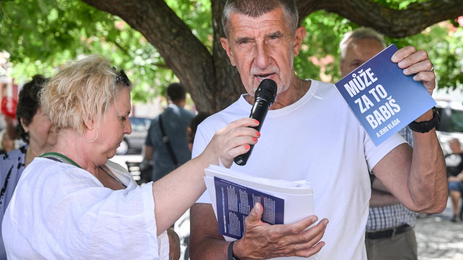 Andrej Babis egy korábbi gyűlésen mond kortesbeszédet