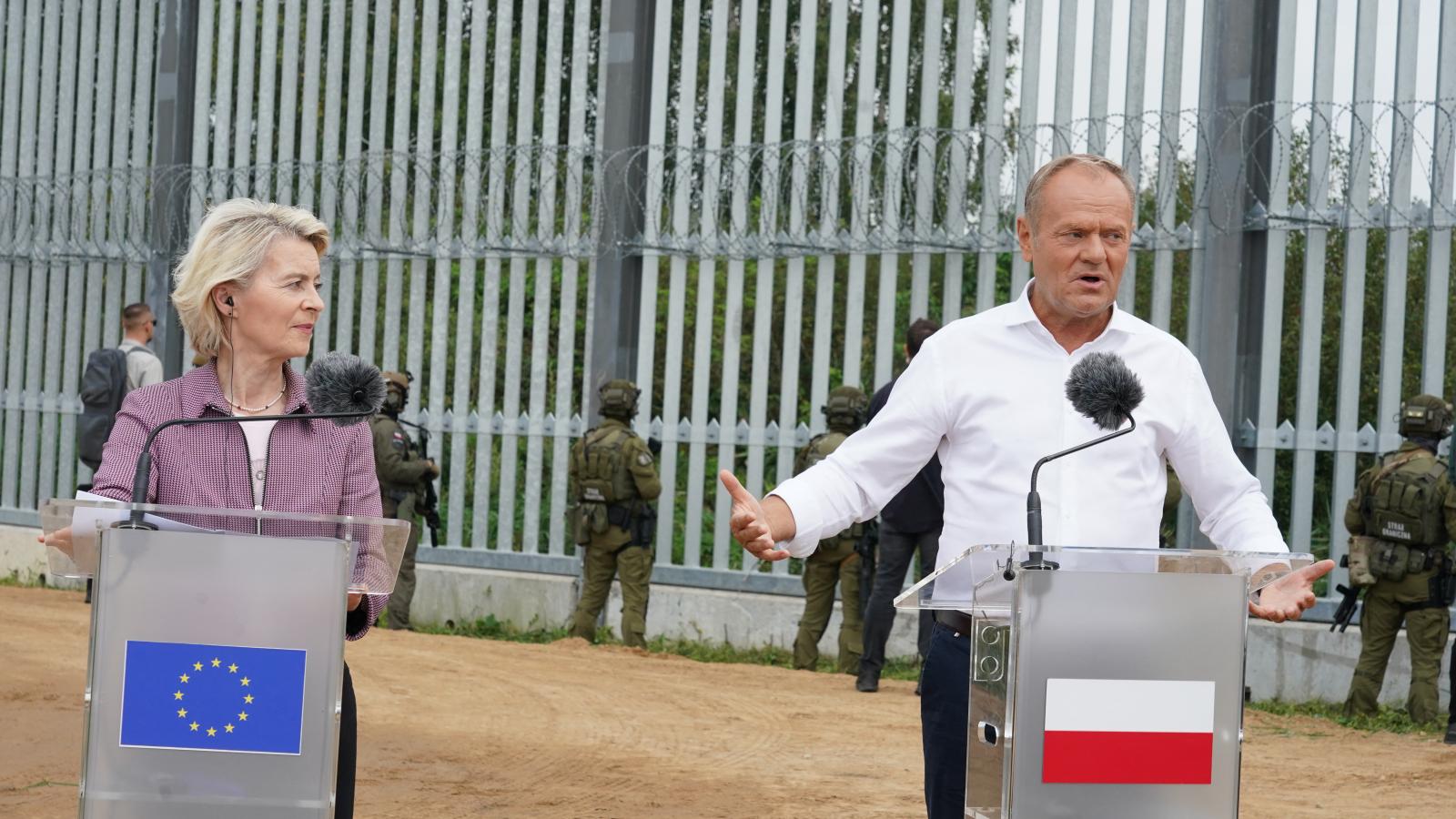 Von der Leyen és Donald Tusk lengyel kormányfő közös sajtóértekezletet tartottak vasárnap a lengyel–bela­rusz határnál