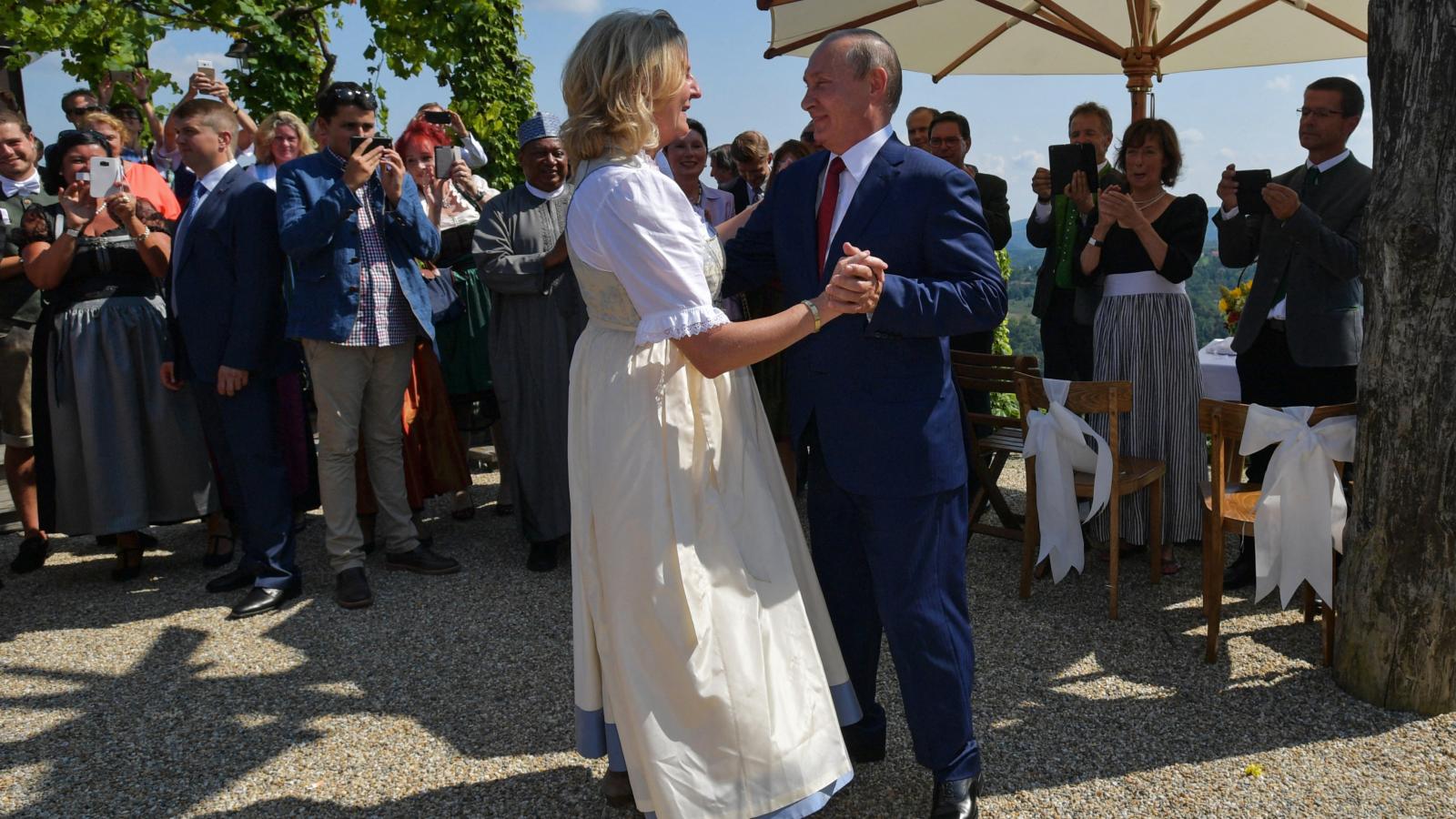 Medvegyev tanácsadója Katrin Kneiss volt osztrák külügyminiszter, aki azzal vált világhírűvé, hogy Putyin is részt vett az esküvőjén