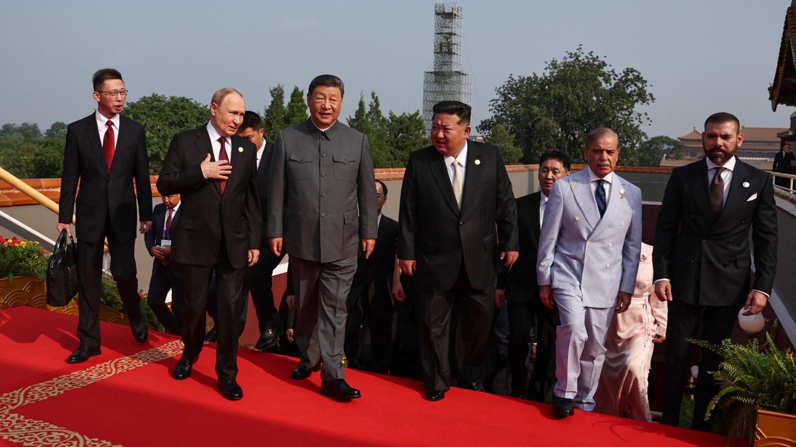 Vlagyimir Putyin, Hszi Csin-ping, Kim Dzsongun és Shehbaz Sharif pakisztáni miniszterelnök a Tienanmen téren szeptember 3-án 