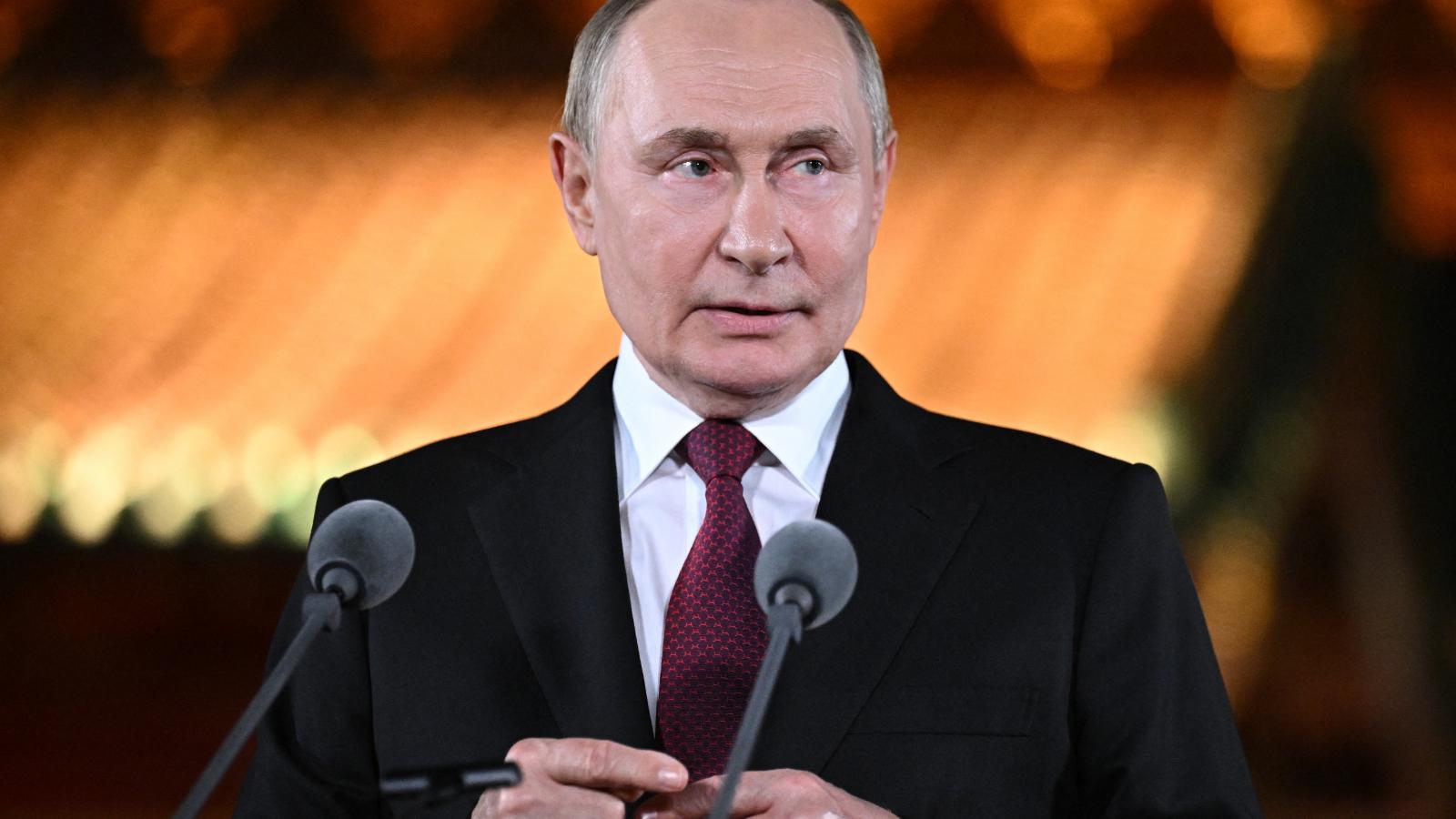 Vlagyimir Putyin orosz elnök sajtótájékoztatót tart Pekingben 2025. szeptember 3-án. 