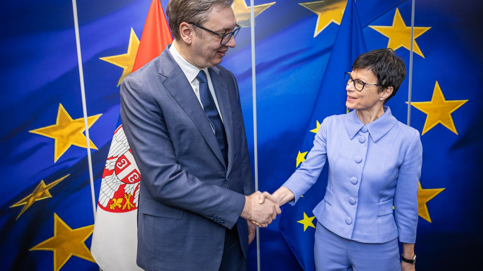 A derűs mosoly ellenére Marta Kos EU-s bővítési biztos szerint több erőfeszítést várna az Aleksandar Vučić vezette Szerbiától az Európai Bizottság