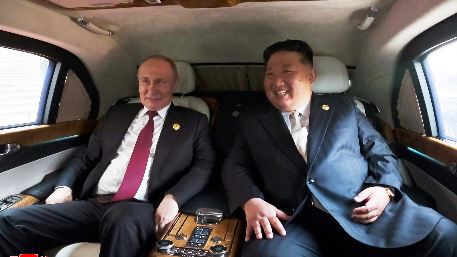 Vlagyimir Putyin és Kim Dzsong Un.