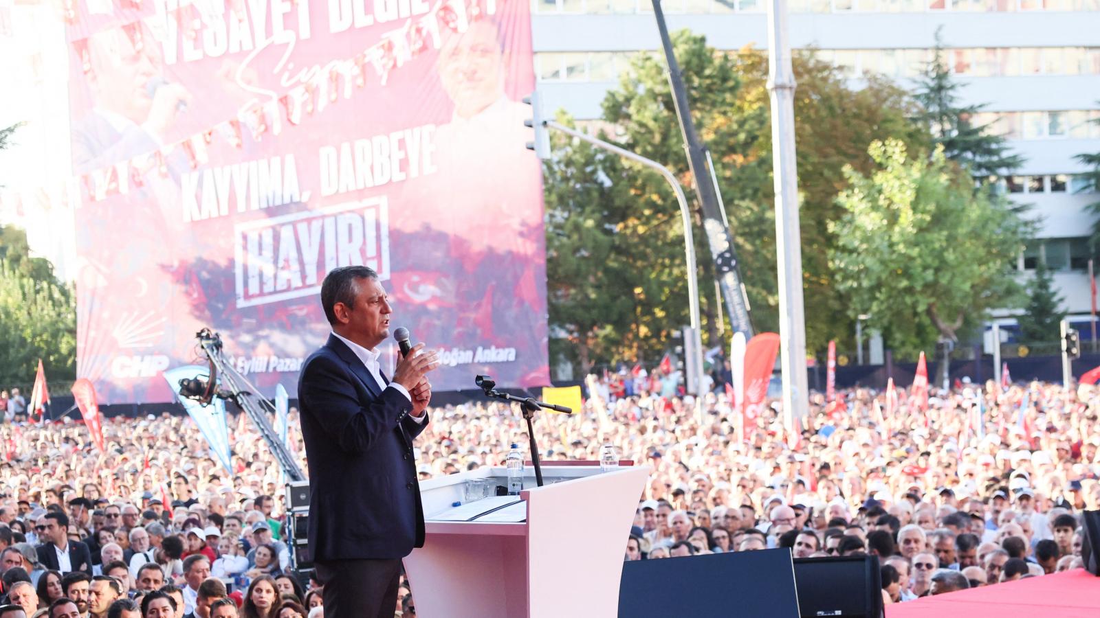 Özgür Özel. Meglepetés lenne, ha végül nem váltanák le posztjáról