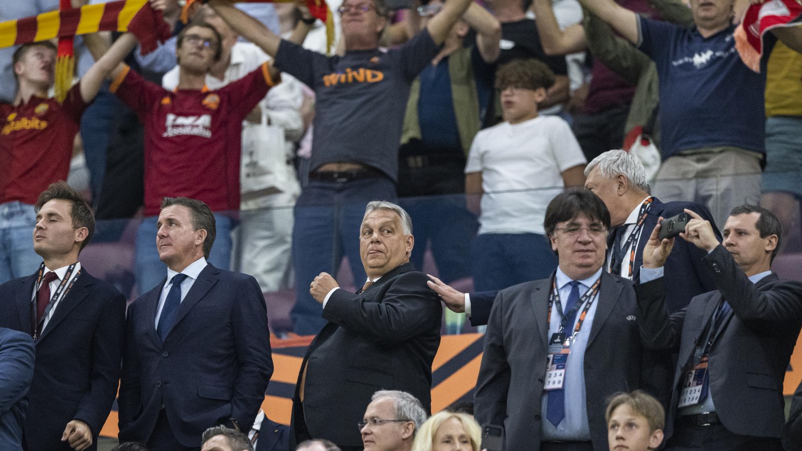 Orbán Viktor vállán Csányi Sándor MLSZ-elnök keze a 2023-as Európa Liga-döntőn a Puskás Arénában, Budapesten 