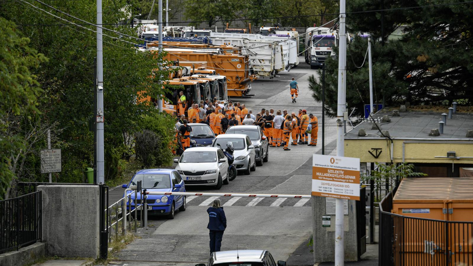 Sztrájkoló kukások a MOHU BP Lakossági szelektív hulladékgyűjtő udvarán a Testvérhegyi úton szeptember 24-én 