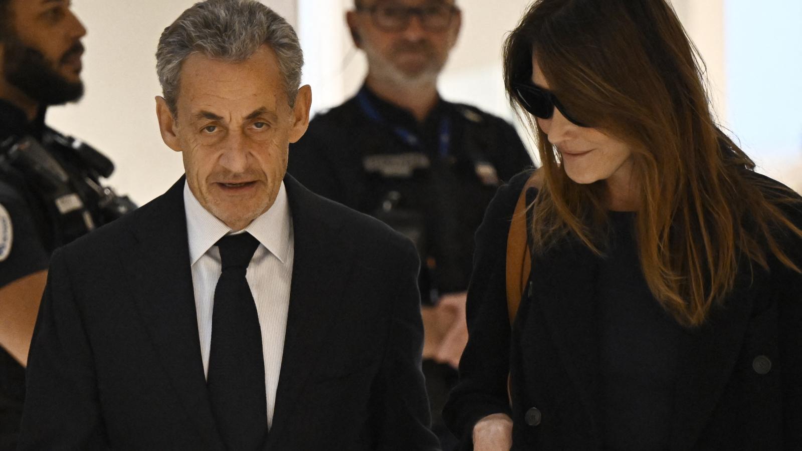 Sarkozy és felesége, Carla Bruni a párizsi bíróságon szeptember 25-én 