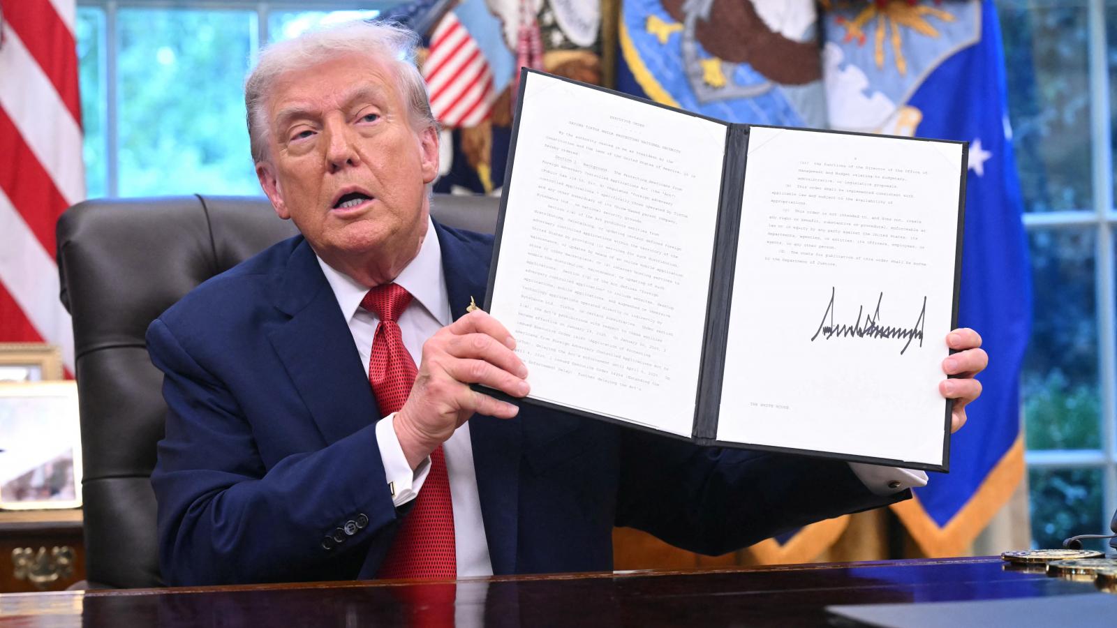 Donald Trump a TikTok amerikai üzemeltetéséről szóló rendelettel a Fehér Házban szeptember 25-én 
