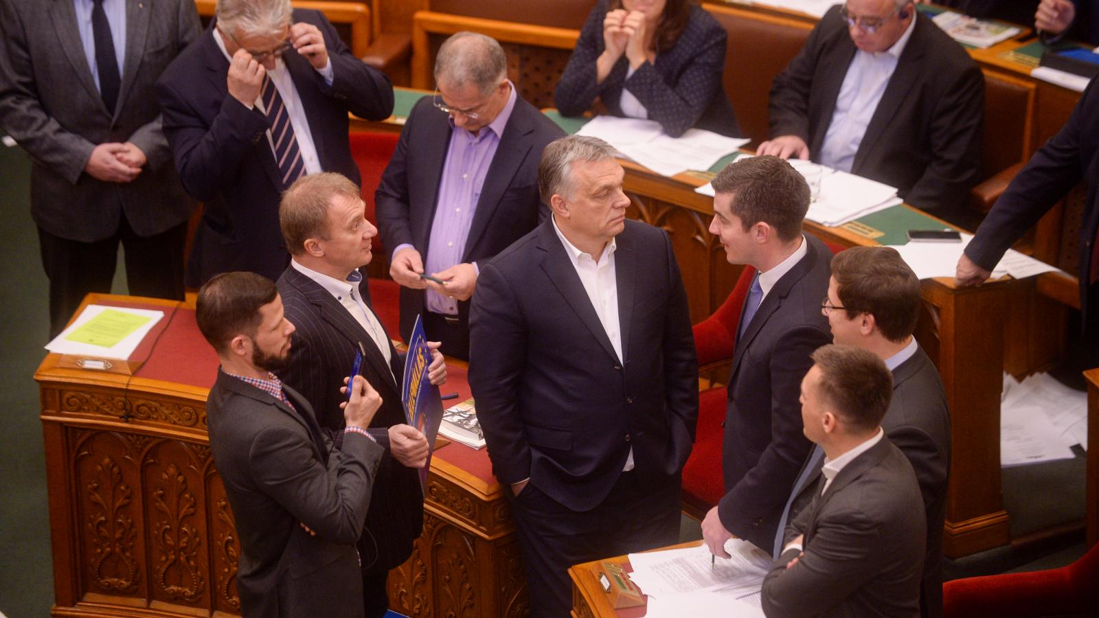 Varju László és Tordai Bence kérdezi Orbán Viktort a rabszolgatörvény megszavazása után 2018. december 12-én 