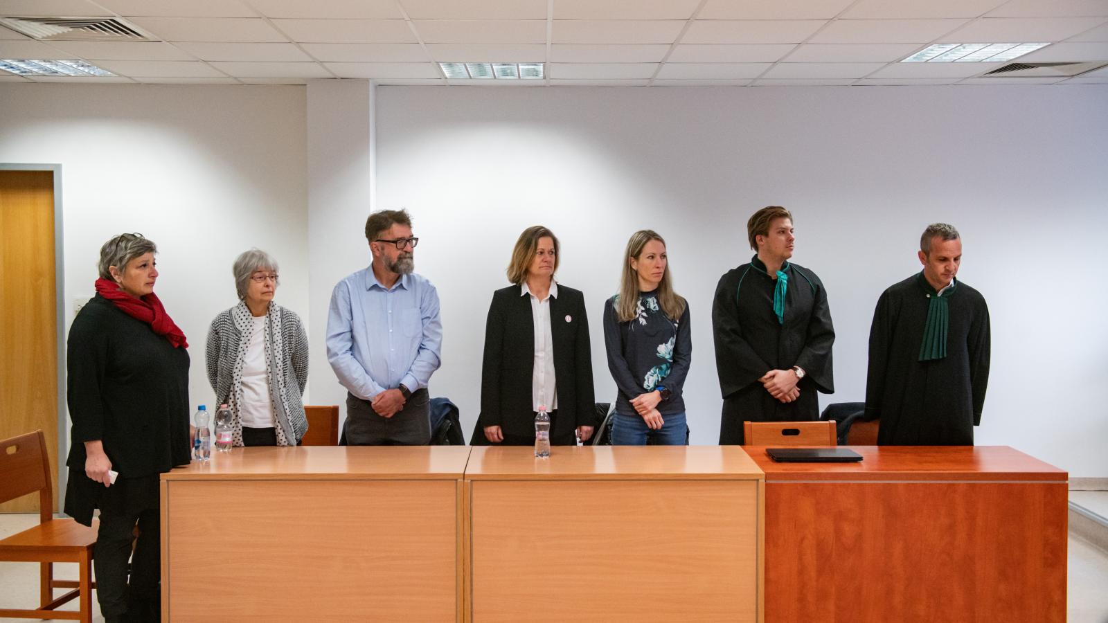 A Kölcsey Gimnázium elbocsátott pedagógusai egy korábbi tárgyalási napon a Fővárosi Törvényszéken 2024. november 8-án
