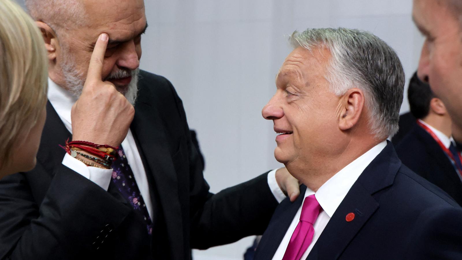 Albánia miniszterelnöke, Edi Rama és Orbán Viktor az Európai Politikai Közösség csúcstalálkozóján 2025. október 2-án