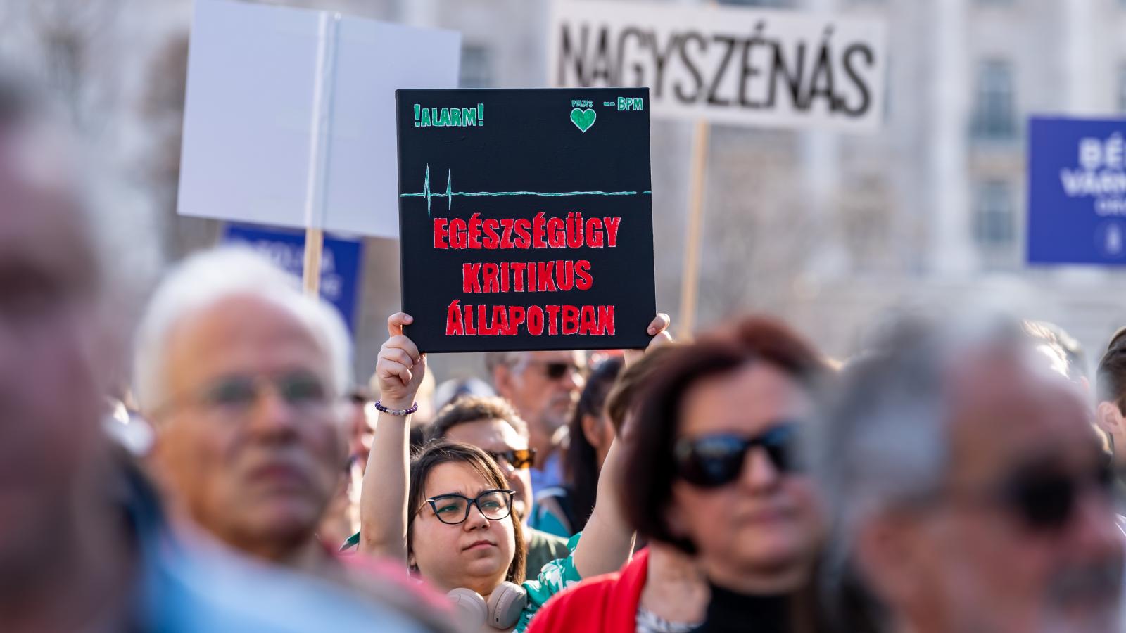 A Magyar Orvosi Kamara által szervezett tüntetés az egészségügy helyzete miatt Budapesten a Kossuth téren 2025. március 8-án