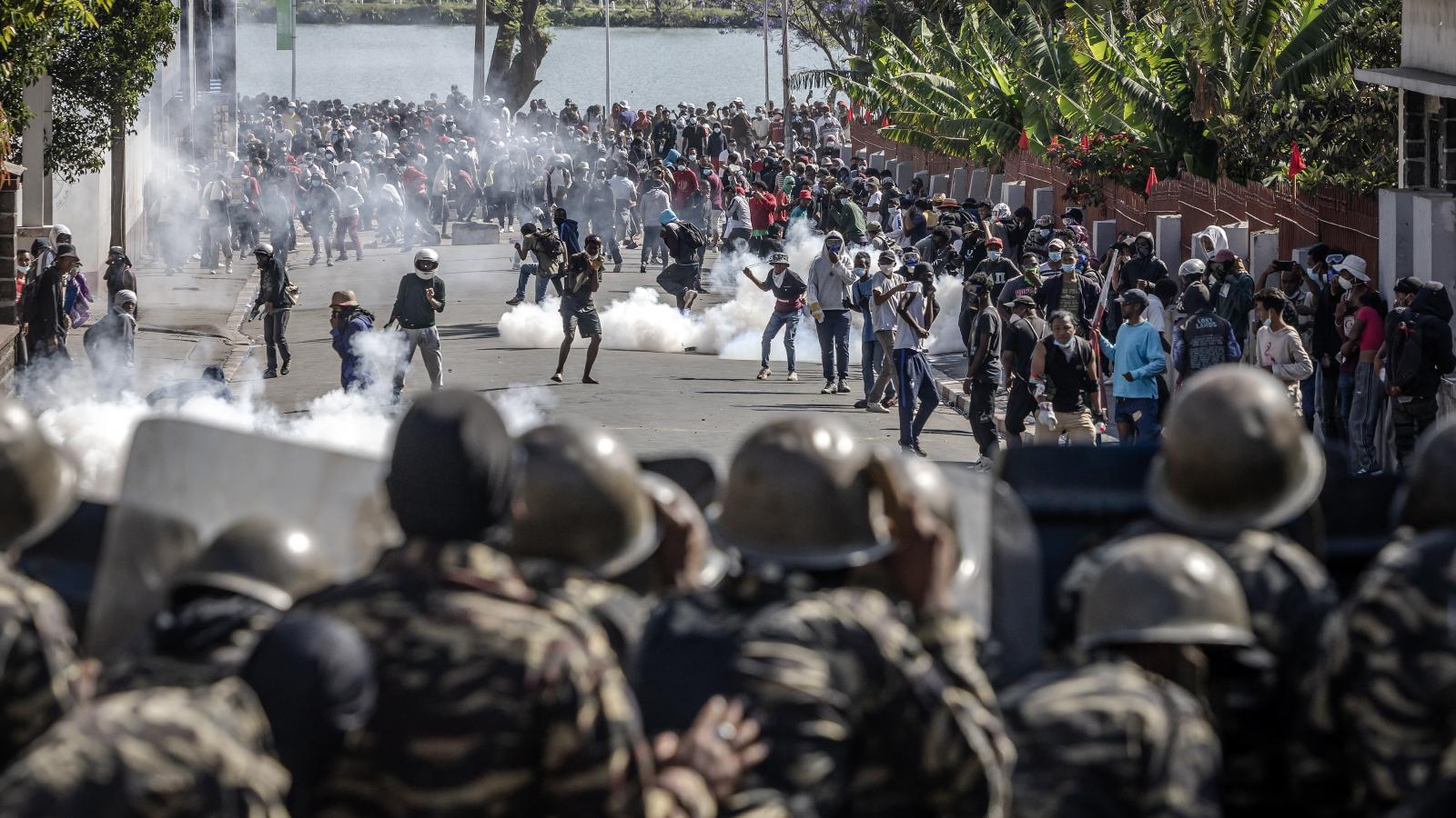 Tiltakozók csapnak össze a madagaszkári csendőrséggel az Andry Rajoelina elnök lemondását követelő, több ezer fős tüntetések közepette Antananarivóban, 2025. október 11-én. 