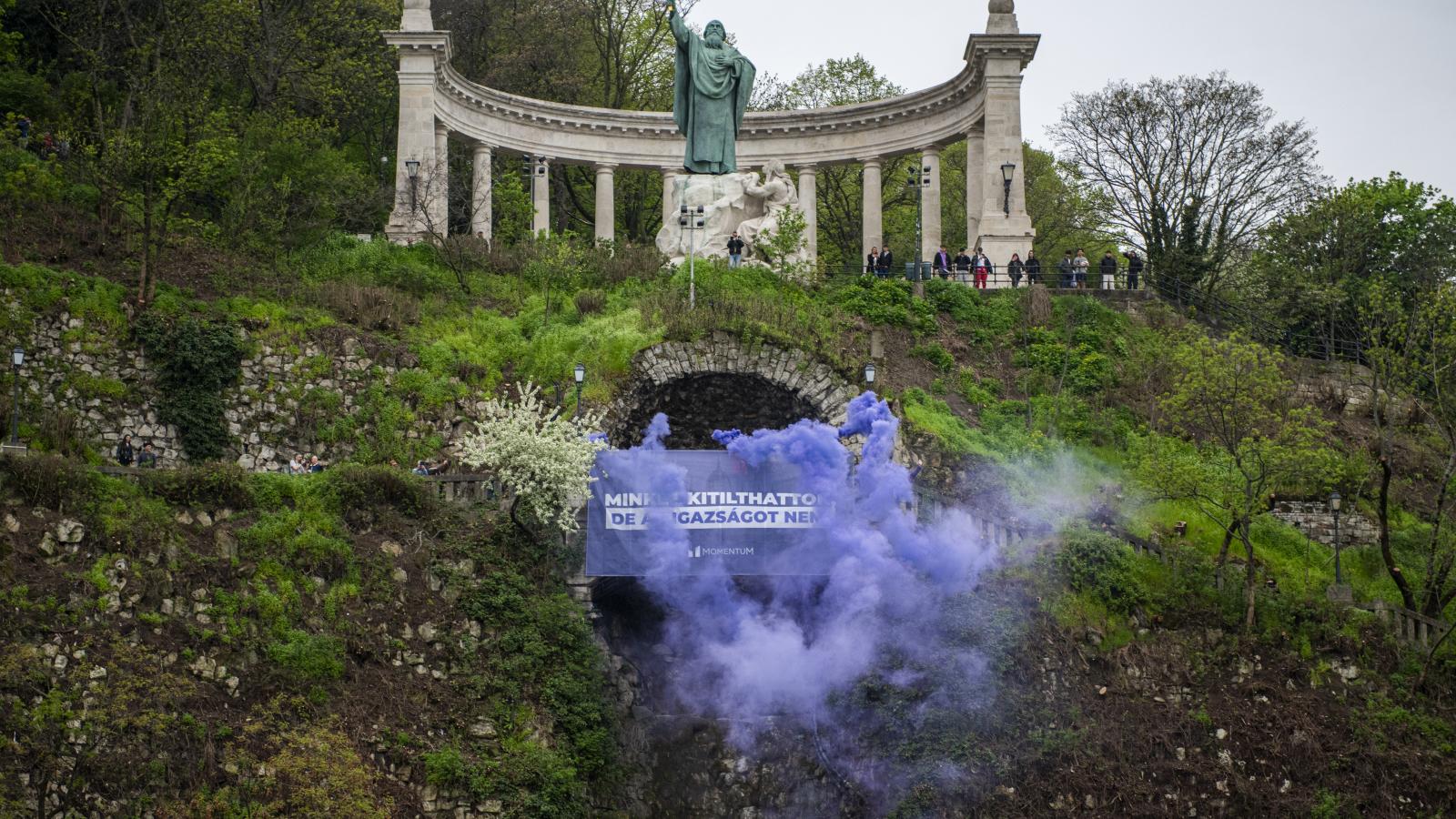 A Momentum molinója lila füstgránáttal Budapesten április 15-én 