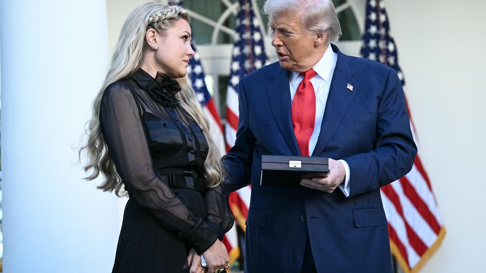 Charlie Kirk özvegye, Erika átveszi az Elnöki Szabadság Érmet Donald Trumptól a Fehér Ház rózsakertjében tartott ceremónián 2025. október 14-én. 