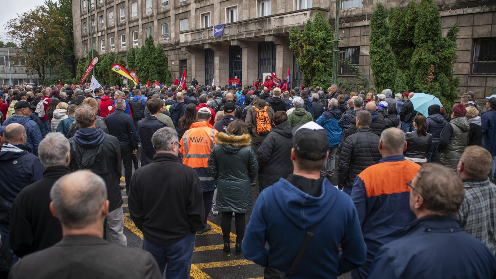 Hiába tüntettek a dolgozók, végül elküldték őket