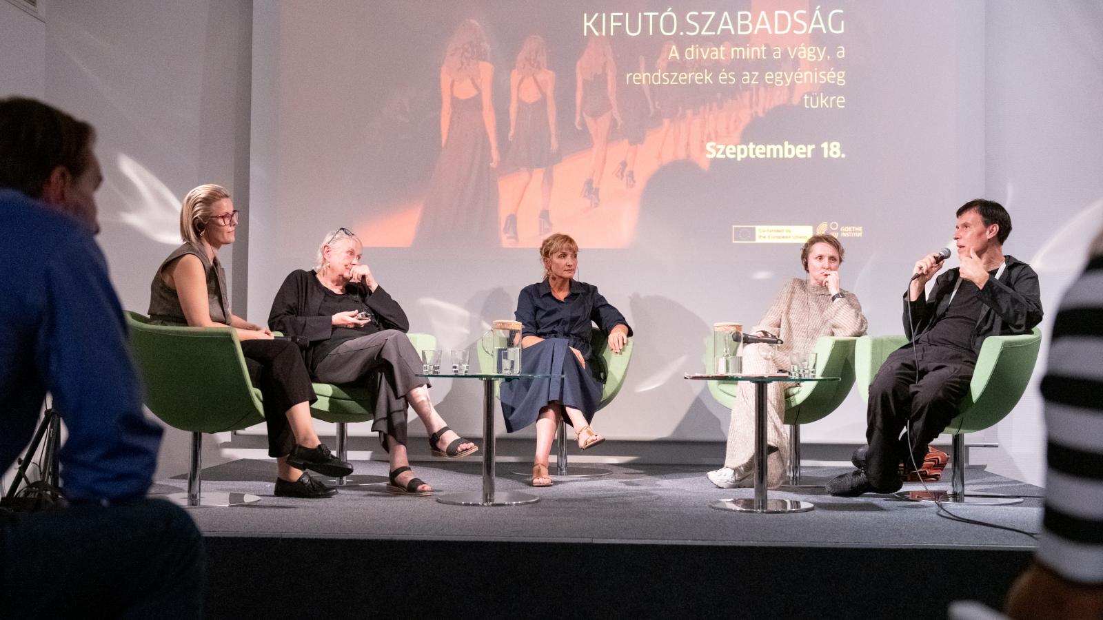 A csütörtök esti panel­beszélgetés a trendeken túl, a divat társadalmi tétjéről szólt