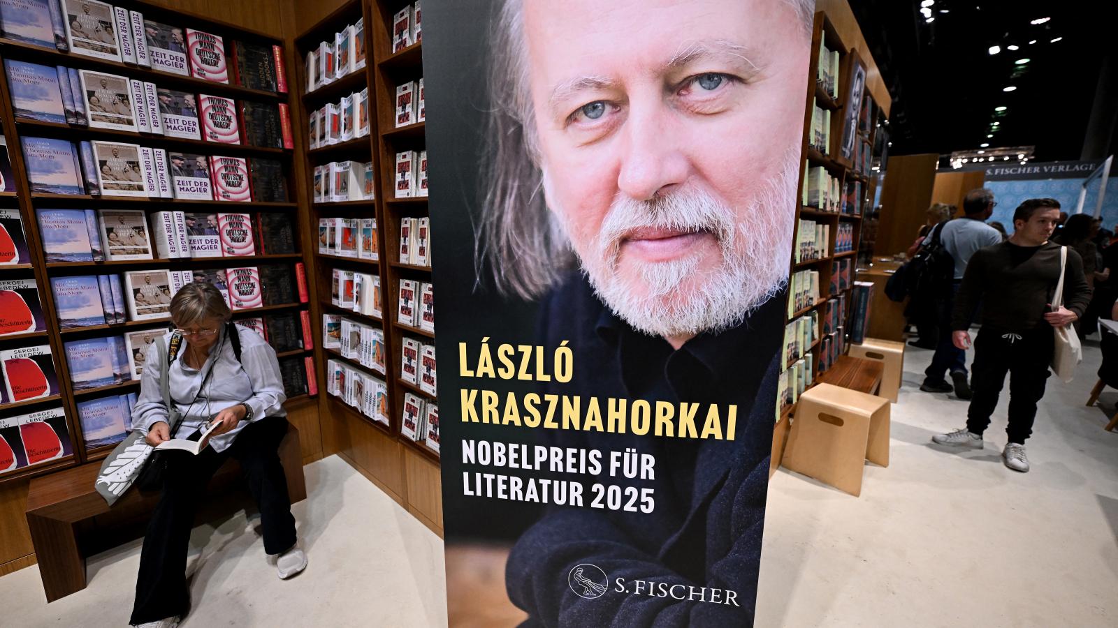 A Nobel-díjas Krasznahorkai Lászlót hirdeti a német stand