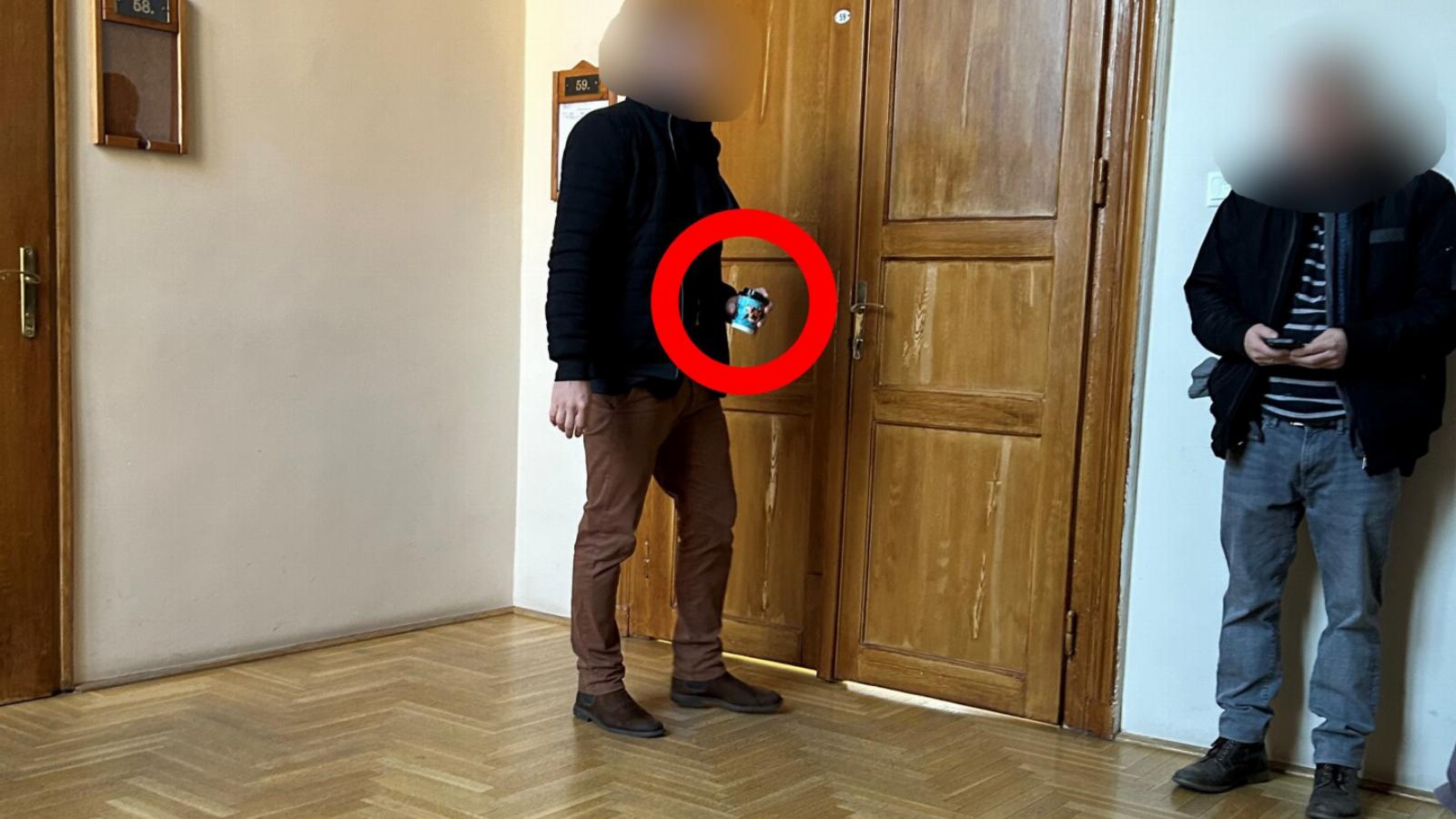 Portik Tamás fia a kávéval, amit később a bíróra öntött