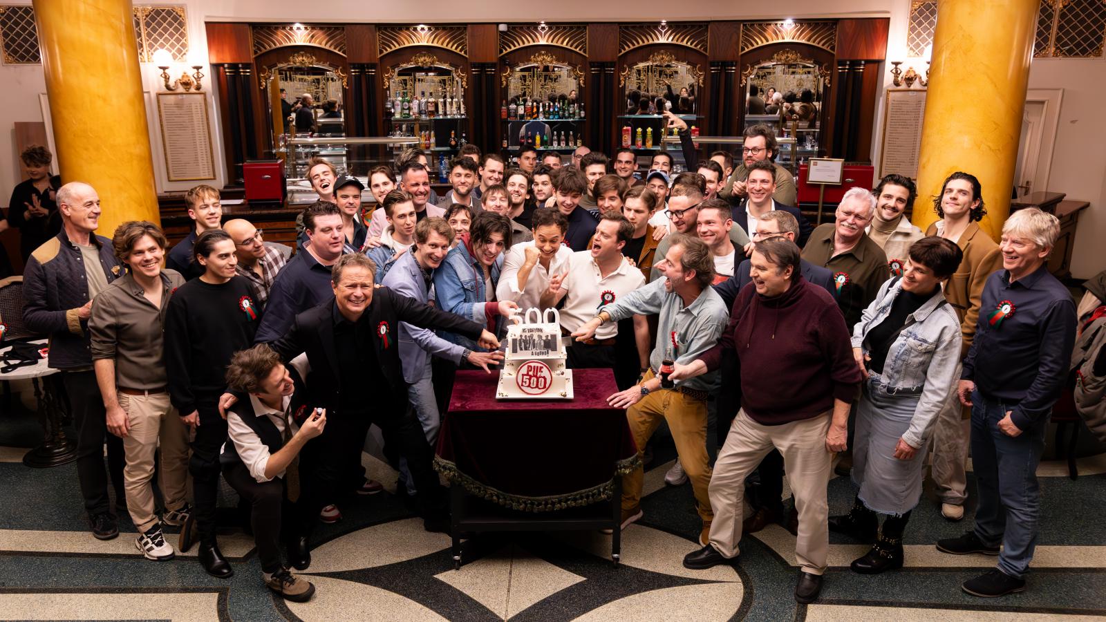 A vígszínházi A Pál utcai fiúk alkotói a nagy sikerű, telt házas, a végén közösen éneklős, ötszázadik elő­adás utáni ünnepi pillanatokban