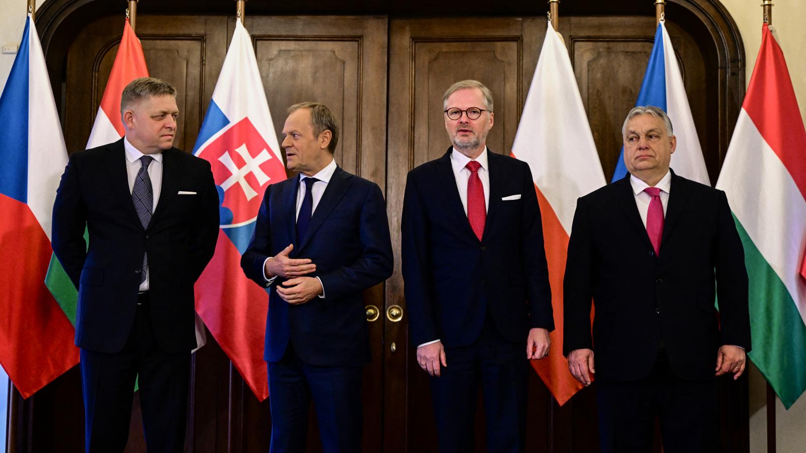 Robert Fico szlovák, Donald Tusk lengyel, Petr Fiala cseh és Orbán Viktor magyar miniszterelnök a V4-ek legutóbbi csúcstalálkozóján Prágában, 2024. február 27-én