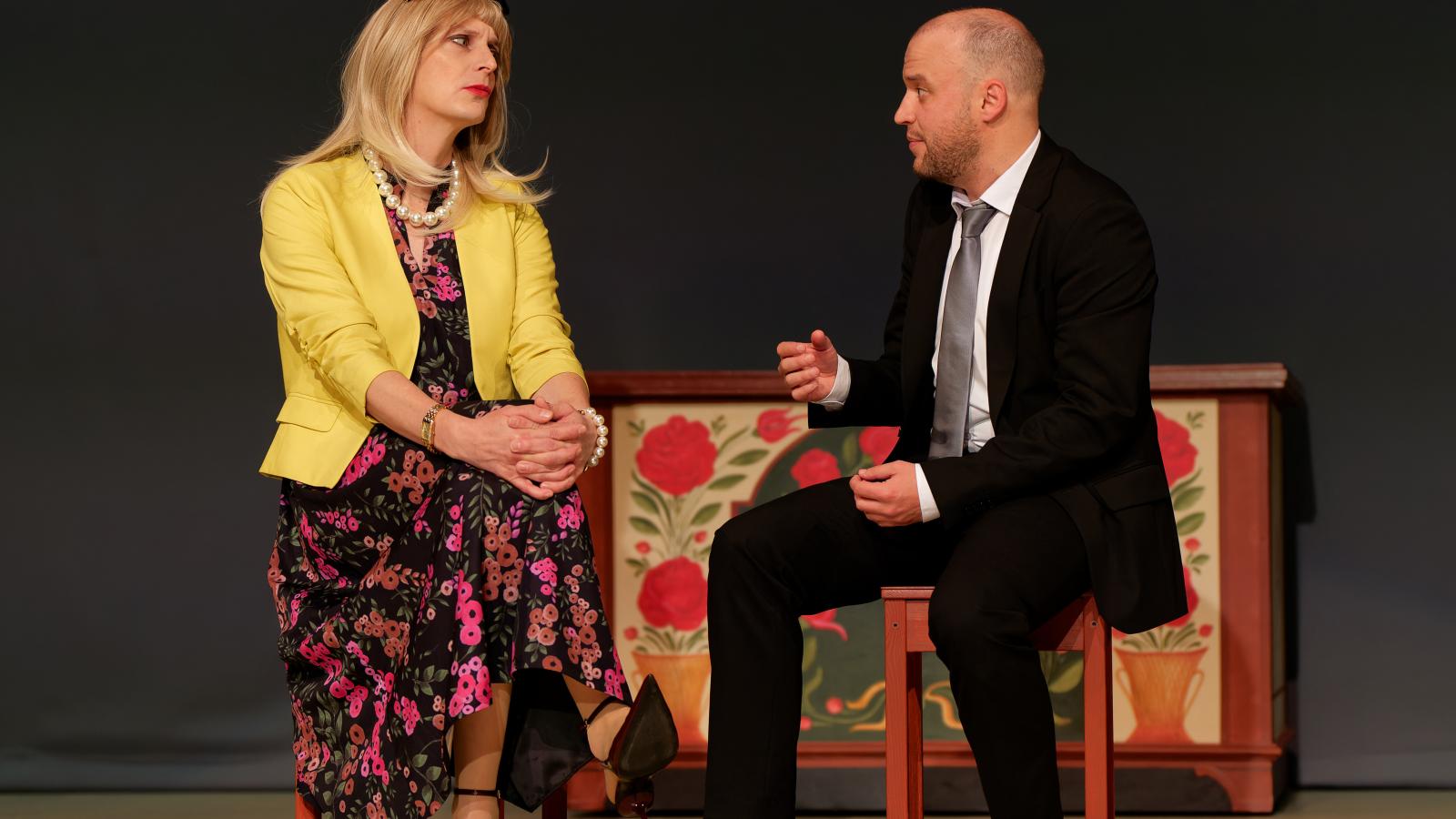 A most kirobbant botrányt látva a Jankovics Péter által nagyszerűen alakított Veráról eszünkbe juthat Schmidt Mária, de ez egyáltalán nem törvényszerű