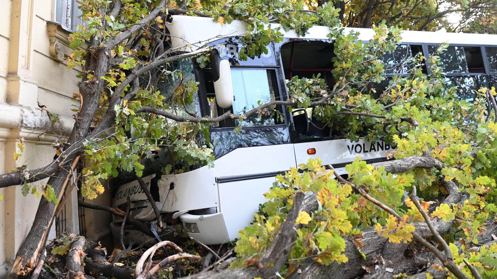 Az összeroncsolódott autóbusz Szolnokon október 22-én