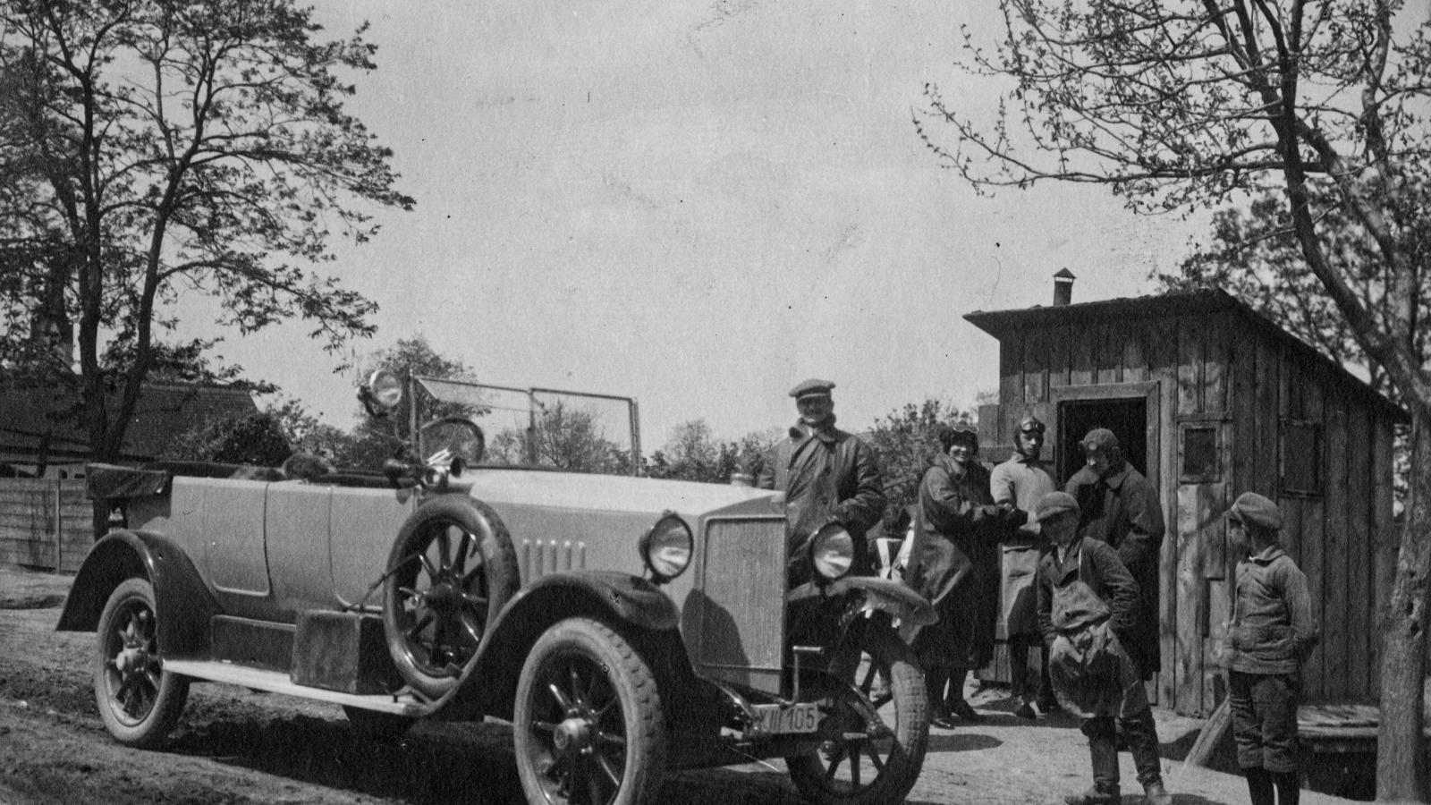 Liechtenstein János herceg és Andrássy Marica grófnő autója a hegyeshalmi határállomáson