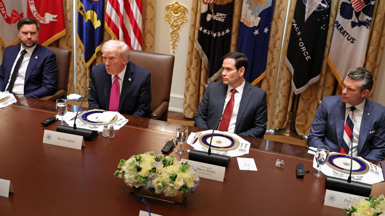 JD Vance alelnök, Donald Trump, Marco Ribio külügyminiszter és Pete Hegseth védelmi miniszter 2025. október 17-én a Volopdimir Zelenszkijjel tartott találkozón