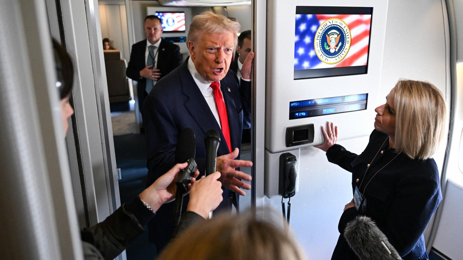 Az amerikai elnök Air Force One fedélzetén nyilatkozott a magyar kormányfő kéréséről