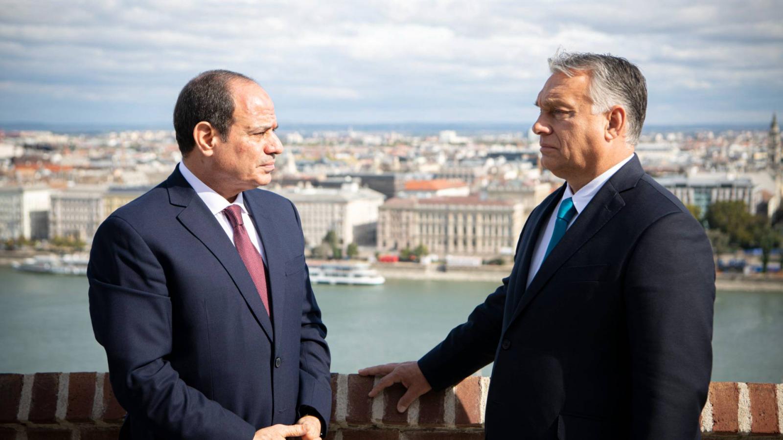 Abdel-Fattáh esz-Szíszi egyiptomi elnök Orbán Viktorral 2021. október 13-án a Karmelita kolostorban