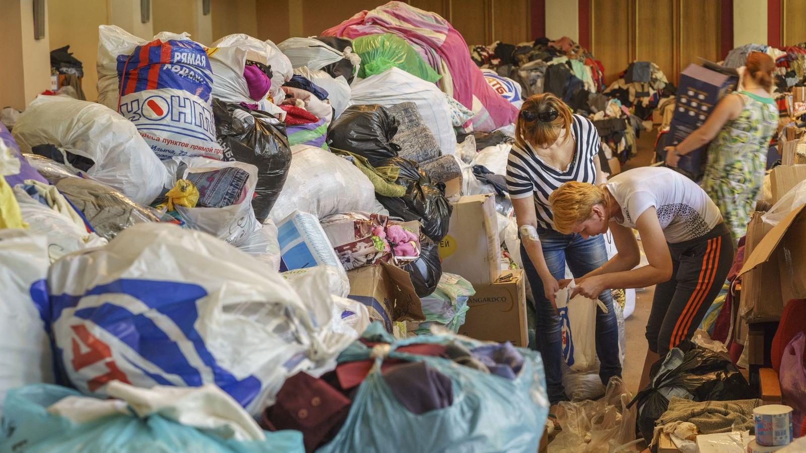 Civilek gyűjtenek a Donyeckben, már a ruha is hiánycikk FOTÓ: EUROPRESS/GETTY IMAGES/ALVARO YBARRA ZAVALA